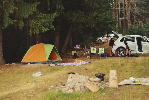 Quels sont les indispensables à emporter pour un week-end de camping en montagne ?